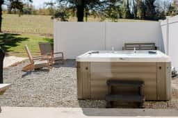 Farmhouse|HOT TUB|Fireplace|King Bed|4 Bedroom